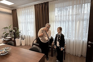 В Анапе наградили девочку-победительницу конкурса детских рисунков